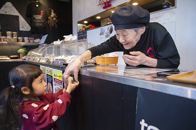 おむすび握って50年、貫く「素朴」というこだわり - おなじみ丨近くの