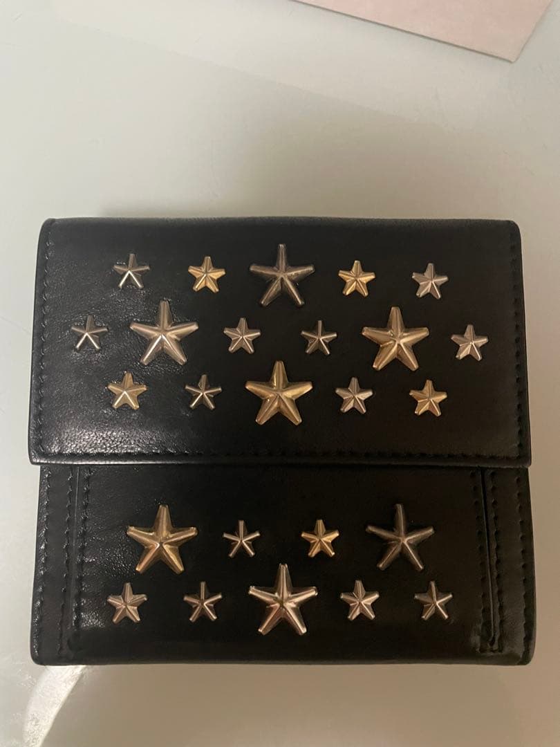 【SALE】JIMMY CHOO スタースタッズ ブラック 二つ折り財布⭐︎⭐︎ HANNI | クリスタルスタースタッズ付き Black カーフレザー